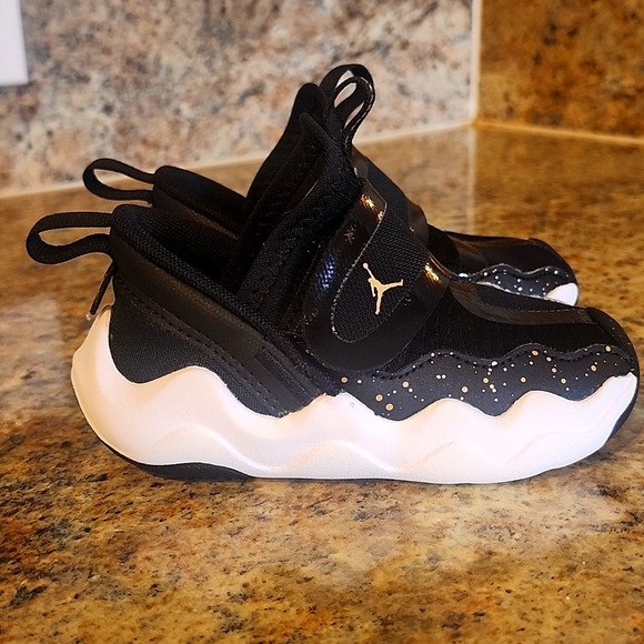 Jordan Toddler 23/7 PS 'Black Metallic Gold' US 6C - Picture 2 of 11